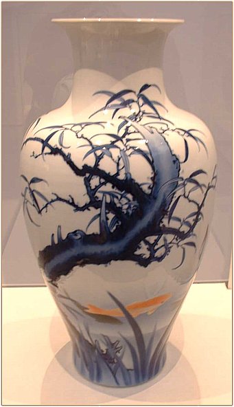 Meiji-era porcelain vase by Kato Tomotaro Meiji-era porcelain vase by Kato Tomotaro