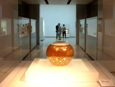 Kenkichi Tomimoto masterpiece of a jar in overglaze gold and silver Kenkichi Tomimoto masterpiece of a jar in overglaze gold and silver