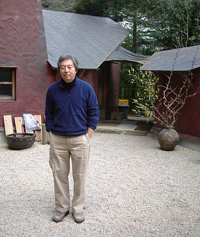 Hosokawa Morihiro standing in front of his studio Hosokawa Morihiro standing in front of his studio