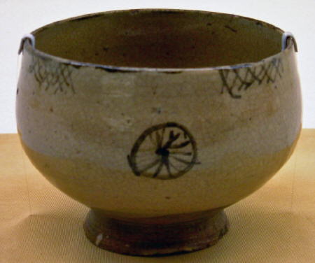 E-garatsu Chawan Chrysanthemum Design