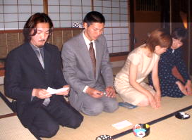 Guests receiving tea in chawan by Suzuki Goro