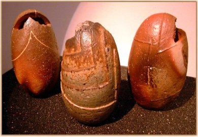 Egg-shaped pieces by Kakurezaki Ryuichi Egg-shaped pieces by Kakurezaki Ryuichi