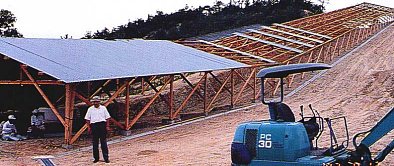 Mori Togaku in front of his 90-meter kiln, now under construction