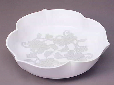 White porcelain (hakuji).